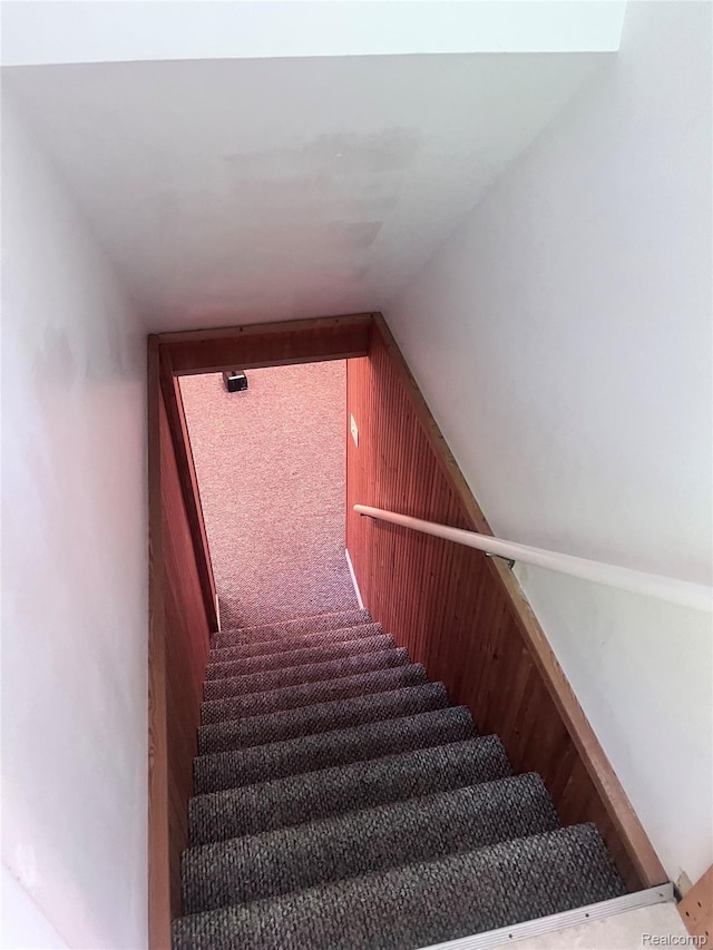 140 Pershing Dr NE, Grand Rapids, MI 49505 - view of stairway