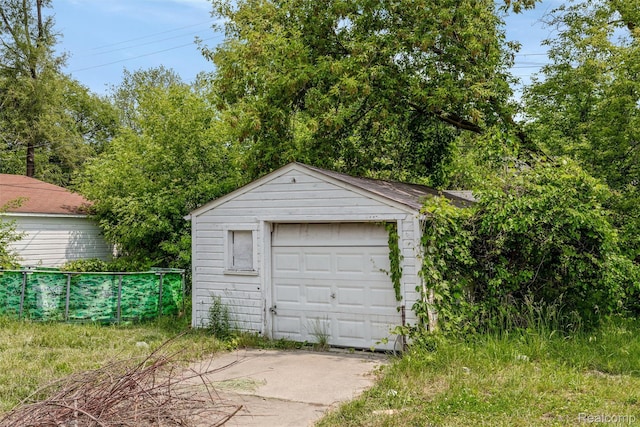 19200 Goulburn St, Detroit, MI 48205 - detached garage with concrete driveway