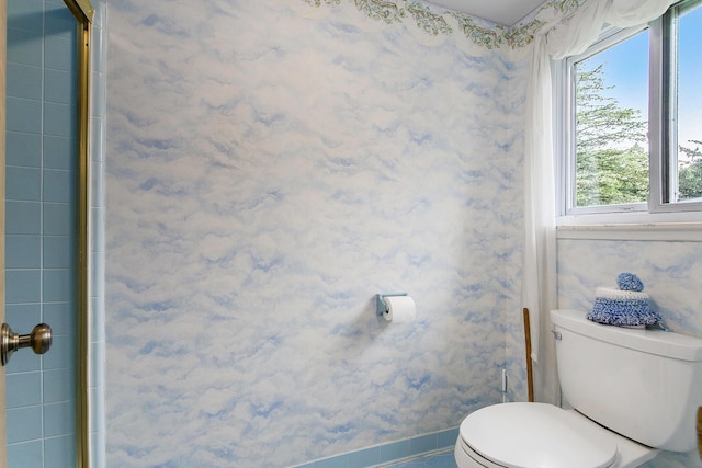 1349 King George Blvd, Ann Arbor, MI 48108 - full bath featuring wallpapered walls, baseboards, toilet, and a shower