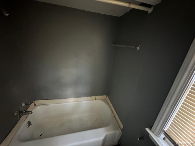 4598 Lodewyck St, Detroit, MI 48224 - full bathroom featuring a bath