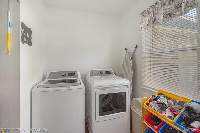 813 Birchwood Dr, Flushing, MI 48433 - laundry room featuring washing machine and dryer