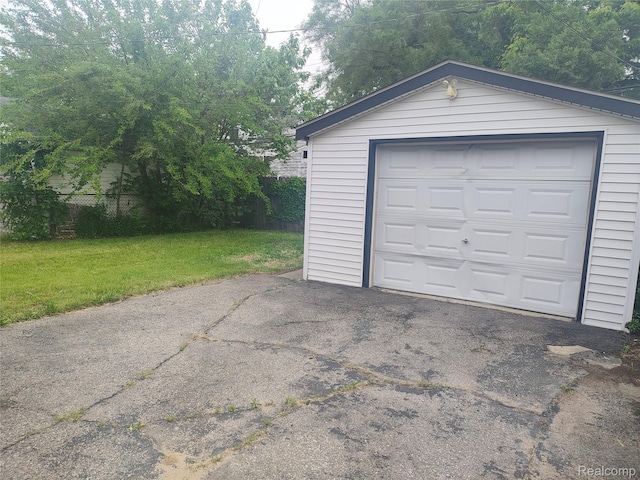 20022 Hanna St, Highland Park, MI 48203 - detached garage featuring asphalt driveway