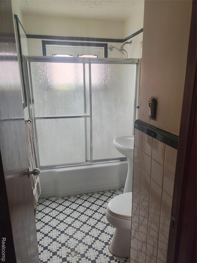 20022 Hanna St, Highland Park, MI 48203 - bathroom featuring tile patterned floors and bath / shower combo with glass door
