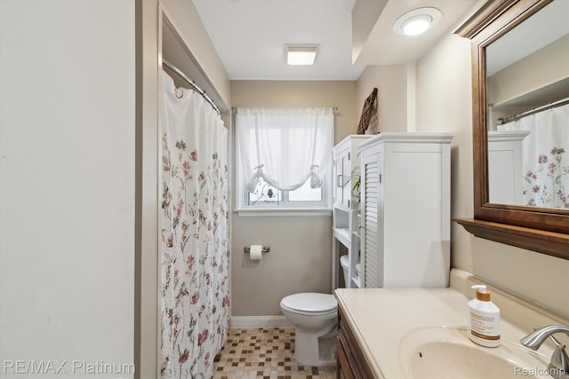 13471 Longtin St, Southgate, MI 48195 - full bathroom featuring toilet, vanity, baseboards, and a shower with curtain