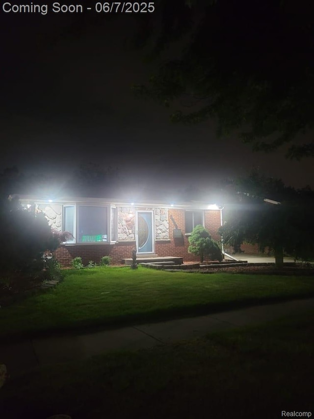 8786 N Evangeline St, Dearborn Heights, MI 48127 - view of front of home featuring a lawn