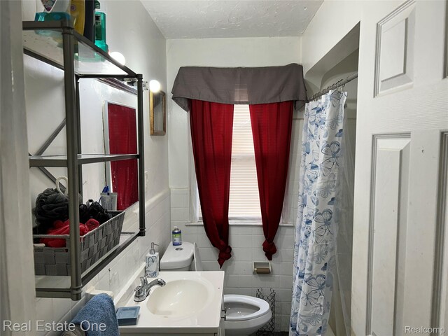 16857 Cheyenne St, Detroit, MI 48235 - bathroom featuring curtained shower, vanity, and a textured ceiling