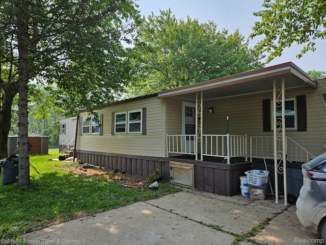 2270 Gulfstream St, Brighton, MI 48114 - manufactured / mobile home with a front yard and entry steps