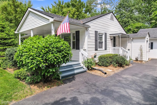 300 Cornell St, Howell, MI 48843 - view of front of property with a shingled roof and asphalt driveway