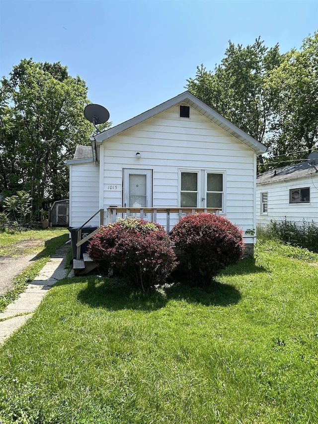 1015 Alvord Ave, Flint, MI 48507 - view of front of house with a front lawn