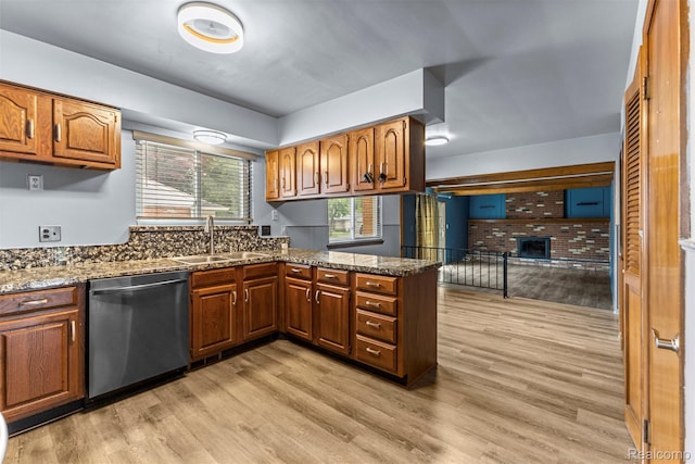 18607 Colonial Ct, Allen Park, MI 48101 - kitchen featuring dishwasher, a sink, a peninsula, and light wood-style flooring