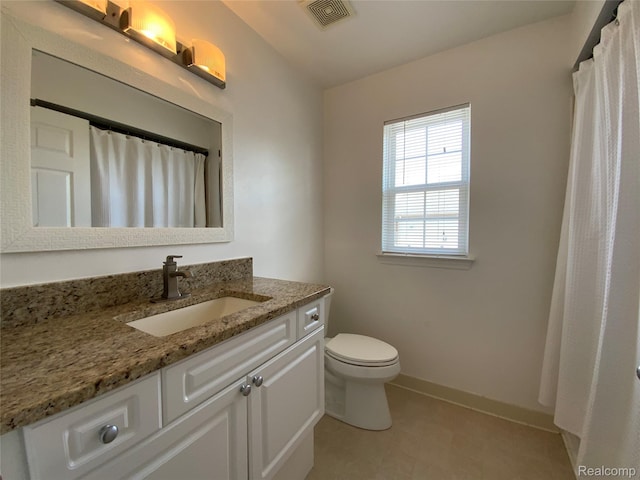 3577 Oakmonte Blvd, Rochester, MI 48306 - full bath with vanity, toilet, baseboards, and curtained shower