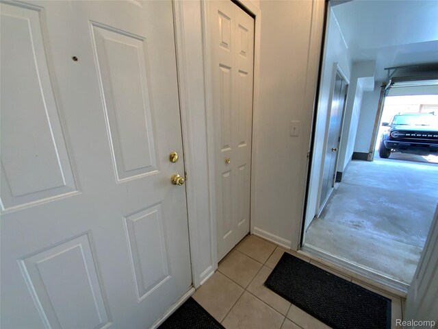 3577 Oakmonte Blvd, Rochester, MI 48306 - entryway featuring light tile patterned floors and baseboards