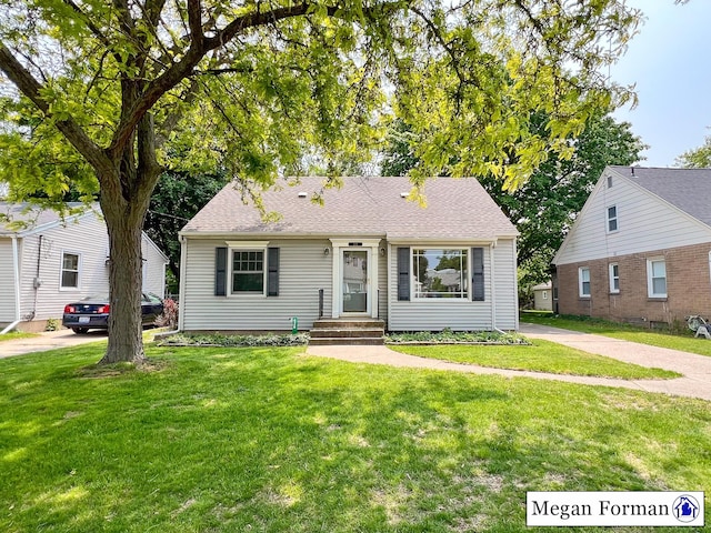 426 Mae-Thy St SE, Grand Rapids, MI 49548 - bungalow-style house with a front yard