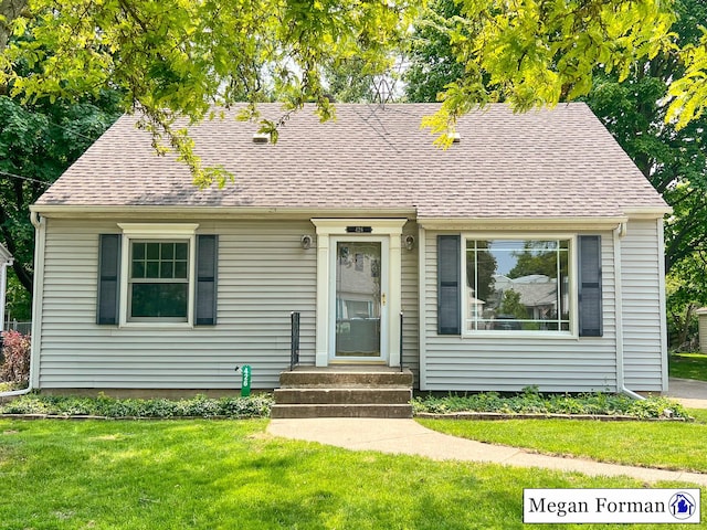 426 Mae-Thy St SE, Grand Rapids, MI 49548 - view of front of home featuring a front yard and a shingled roof