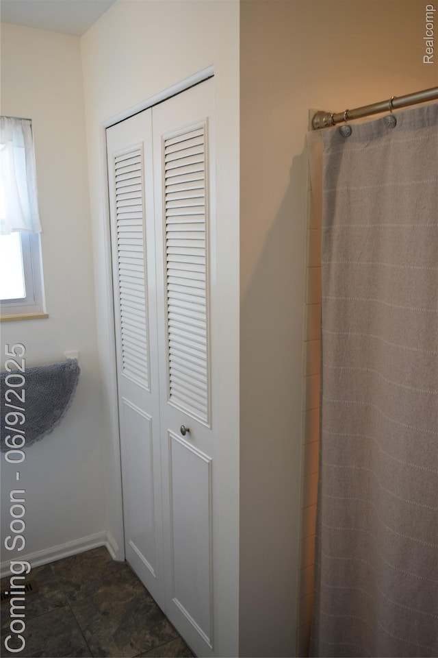 6009 Lancaster Dr, Flint, MI 48532 - full bath featuring baseboards, a closet, and a shower with curtain