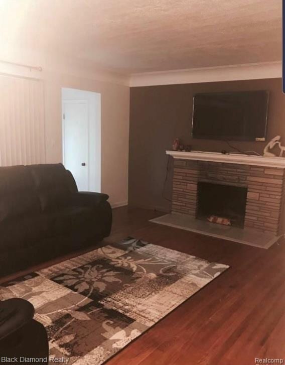 18499 Gruebner St, Detroit, MI 48234 - living area featuring a fireplace, wood finished floors, and crown molding