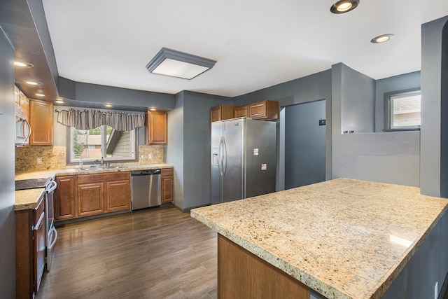 525 Riverview Ave, Monroe, MI 48162 - kitchen featuring stainless steel appliances, a sink, light countertops, backsplash, and recessed lighting