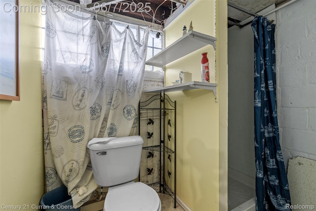 2565 Honorah St, Detroit, MI 48209 - bathroom featuring toilet and a shower with shower curtain
