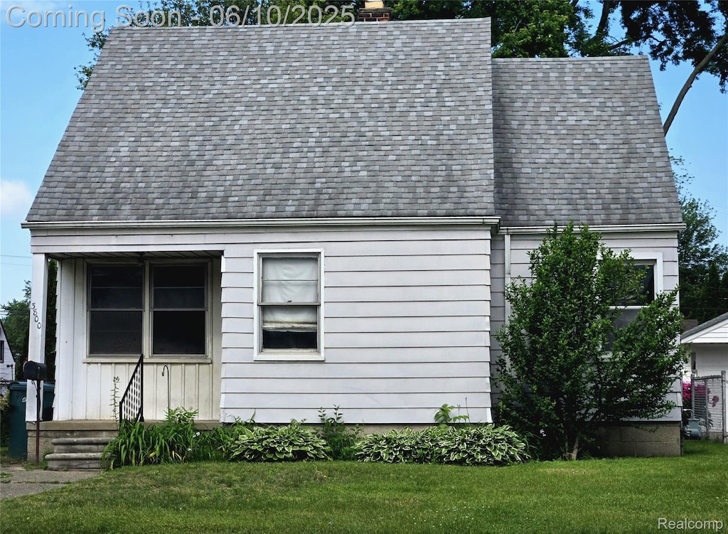 3800 Academy St, Dearborn, MI 48124 - view of front of property featuring roof with shingles and a front yard