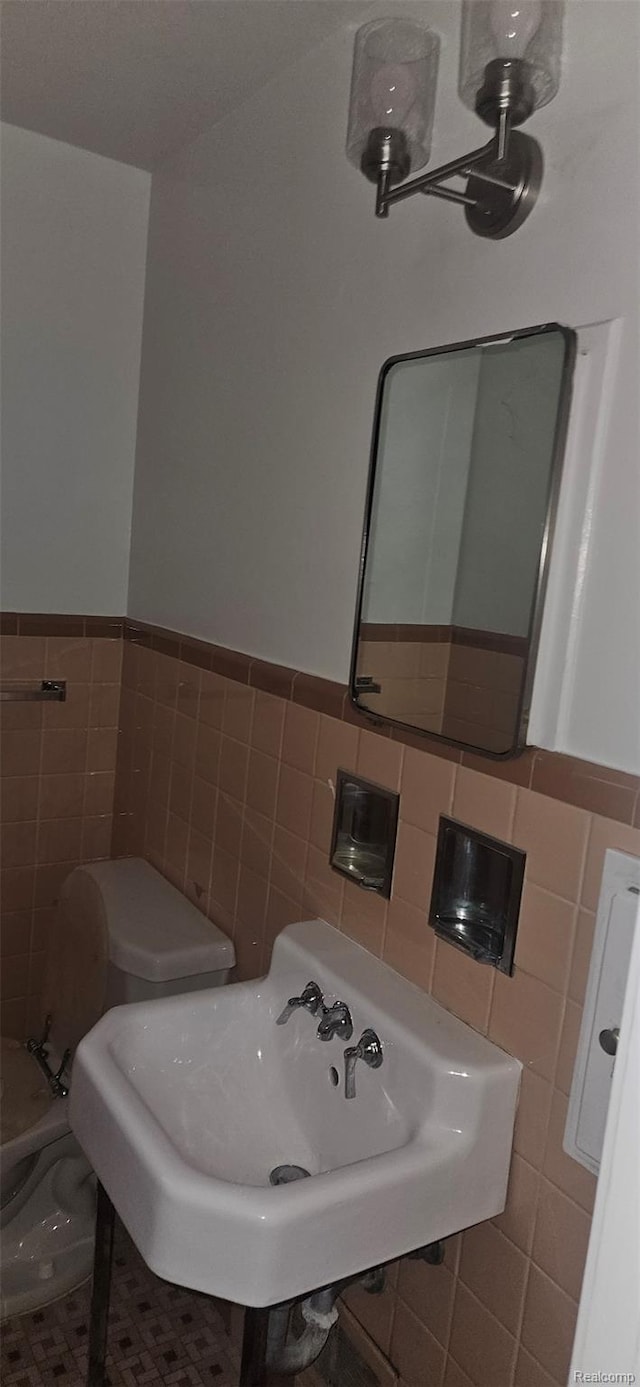 18966 Mendota St, Detroit, MI 48221 - bathroom with tile walls and wainscoting