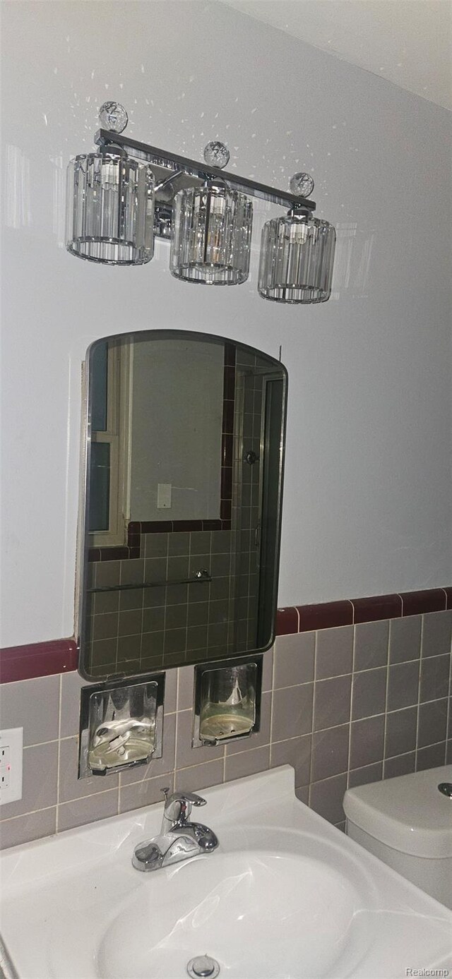 18966 Mendota St, Detroit, MI 48221 - bathroom featuring toilet and tasteful backsplash