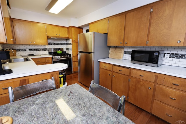 4680 Pinehaven Dr, Saginaw, MI 48638 - kitchen with appliances with stainless steel finishes, a sink, backsplash, and light countertops