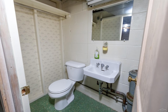 4680 Pinehaven Dr, Saginaw, MI 48638 - bathroom with toilet, a sink, and a shower