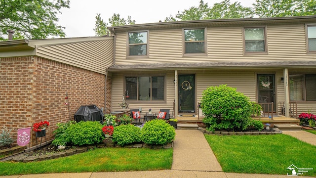 27028 Winchester St, Trenton, MI 48183 - traditional-style house featuring a front yard