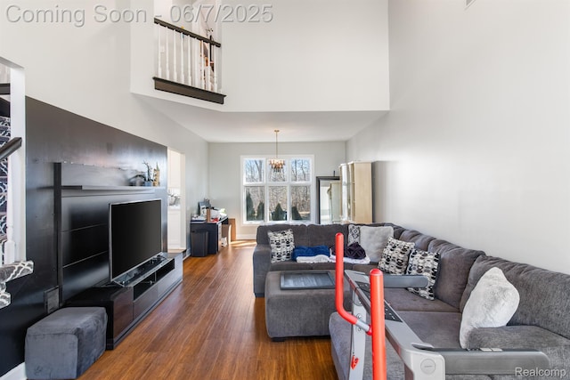 1079 Forest Bay Dr, Waterford, MI 48328 - living area featuring wood finished floors, a chandelier, and a towering ceiling
