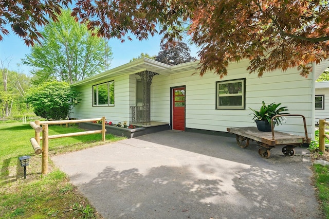 2877 Bessemer Rd, Coloma, MI 49038 - ranch-style house featuring a front lawn