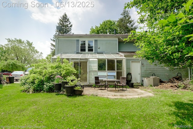 5590 Bayswater Rd, West Bloomfield, MI 48322 - back of house featuring a patio area and a yard