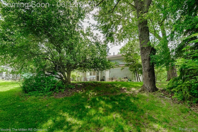 5590 Bayswater Rd, West Bloomfield, MI 48322 - view of green lawn