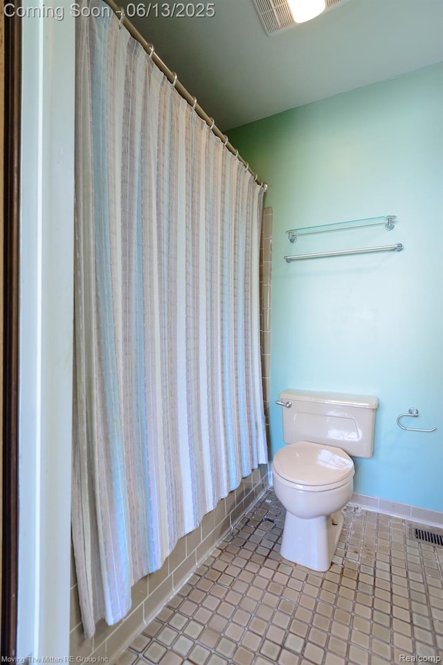 5590 Bayswater Rd, West Bloomfield, MI 48322 - bathroom with toilet and curtained shower