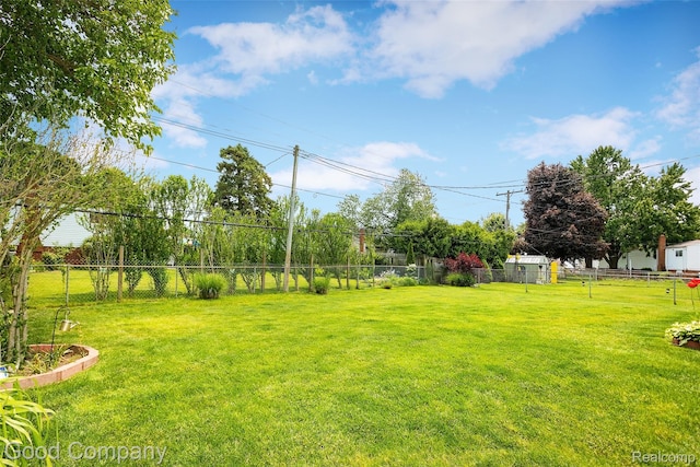 32712 Columbus Dr, Warren, MI 48088 - view of yard