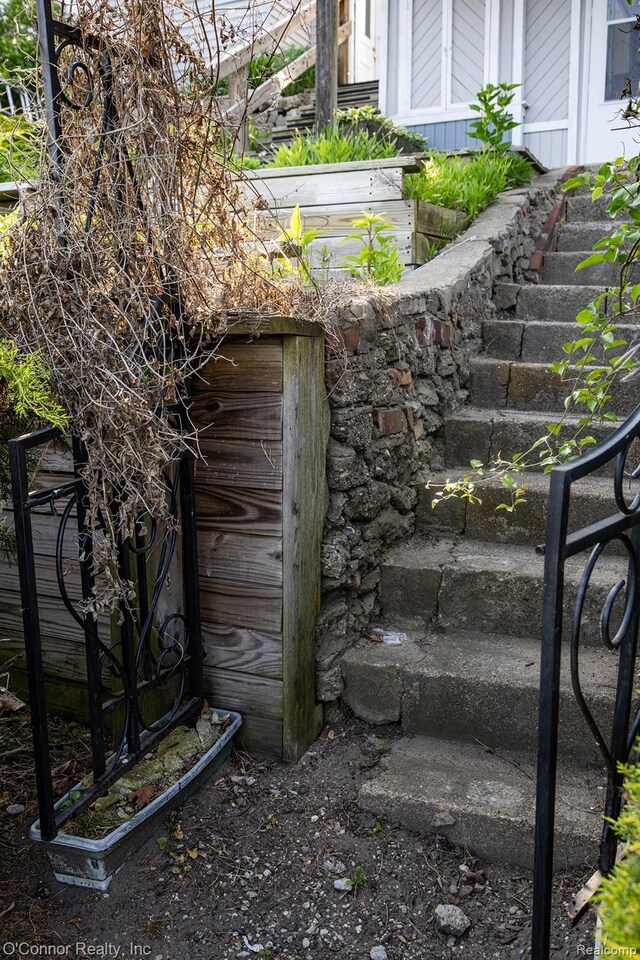 105 Gratiot Blvd, Marysville, MI 48040 - view of stairway