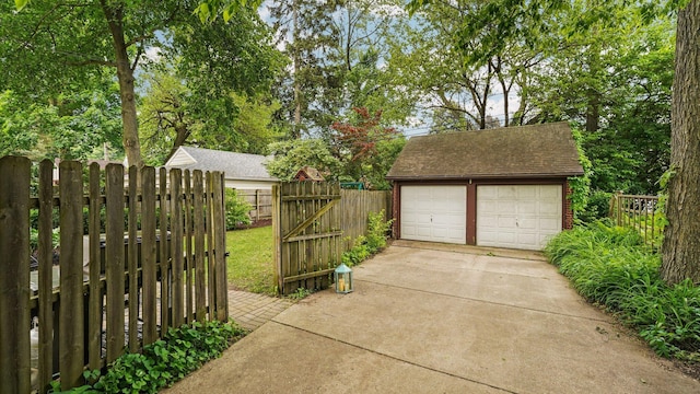 1512 Shadford Rd, Ann Arbor, MI 48104 - detached garage with a gate