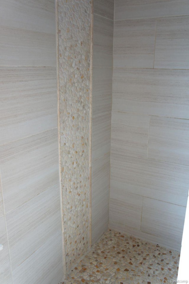 1616 Mark Hopkins Rd, Bloomfield Hills, MI 48302 - full bath with a tile shower