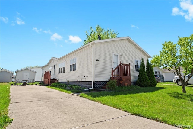 11091 Aspen Ct, South Lyon, MI 48178 - view of front of property with a front lawn and concrete driveway