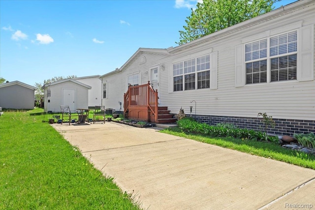 11091 Aspen Ct, South Lyon, MI 48178 - rear view of property with a patio and a lawn