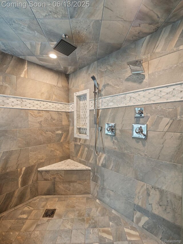 2750 Turtle Bluff Dr, Bloomfield Hills, MI 48302 - bathroom featuring a tile shower