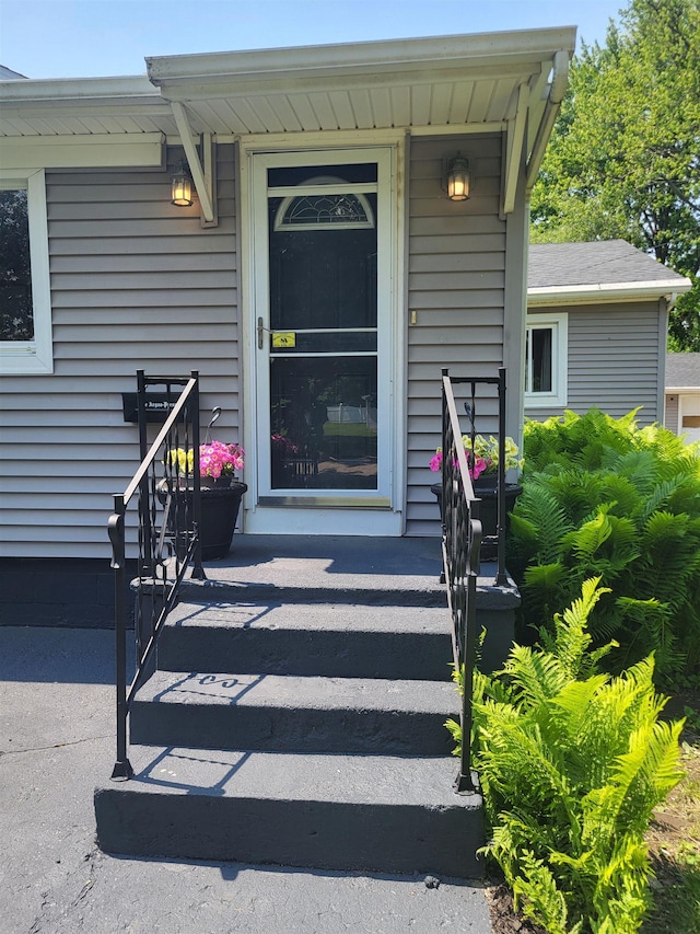 1010 S Pearce St, Owosso, MI 48867 - view of exterior entry featuring covered porch