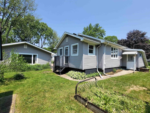 1010 S Pearce St, Owosso, MI 48867 - view of side of home featuring a yard