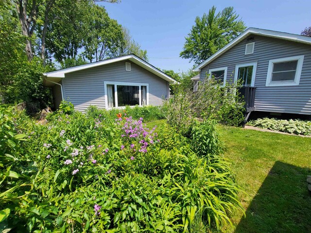 1010 S Pearce St, Owosso, MI 48867 - view of side of home featuring a yard
