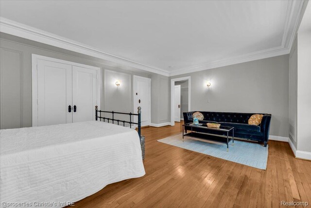 15 E Kirby St Unit 304, Detroit, MI 48202 - bedroom featuring baseboards, wood finished floors, and ornamental molding