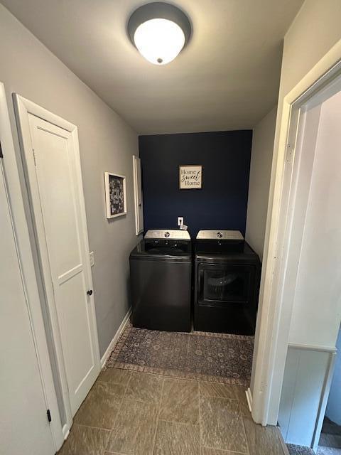 55441 Buckhorn Rd, Three Rivers, MI 49093 - laundry room featuring washing machine and dryer and baseboards