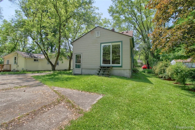 21248 Hamilton Ave, Farmington Hills, MI 48336 - rear view of house featuring entry steps and a lawn