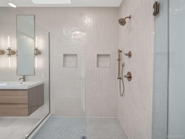 1756 Alexander Dr, Bloomfield Hills, MI 48302 - full bath with tiled shower and vanity