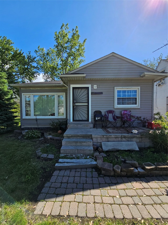 5050 Radnor St, Detroit, MI 48224 - view of front facade with a porch