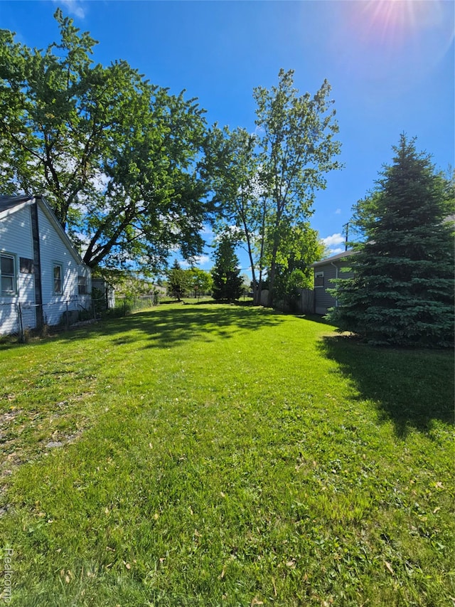 5050 Radnor St, Detroit, MI 48224 - view of yard