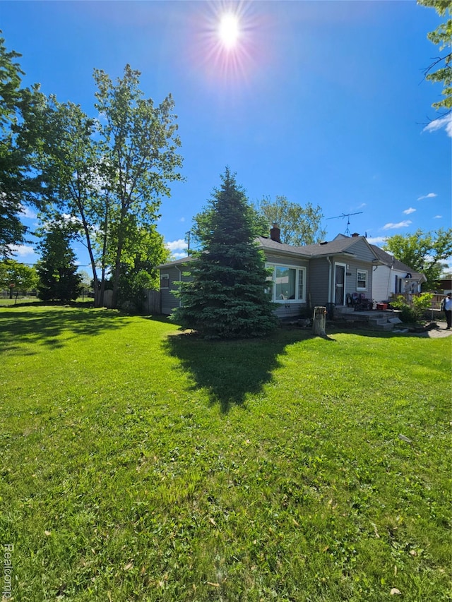 5050 Radnor St, Detroit, MI 48224 - view of green lawn